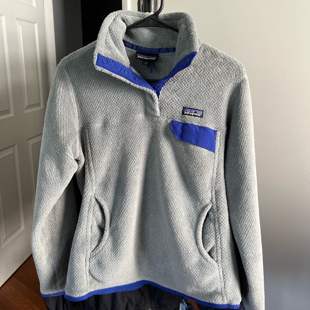 Patagonia Women's Light Gray Fleece Pullover with Blue Accents